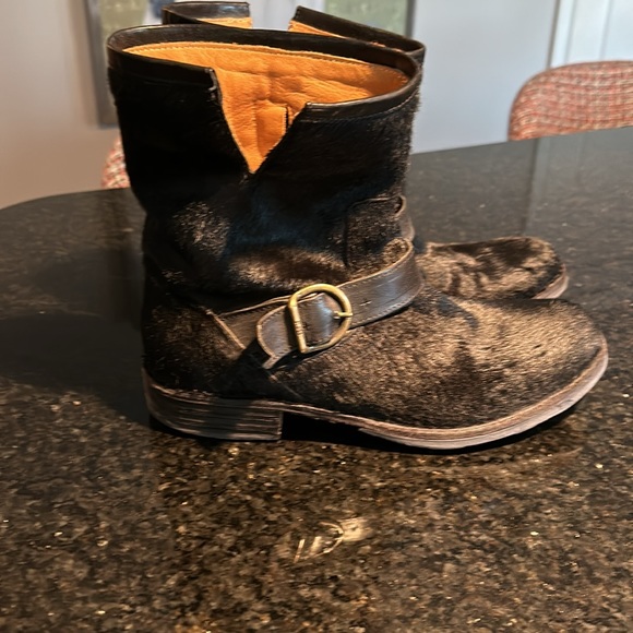 Black pony fur with buckle and inside 1/2 zip boots! - Picture 3 of 6